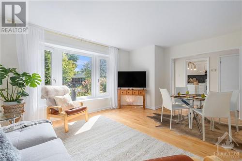 2034 Saunderson Drive, Ottawa, ON - Indoor Photo Showing Living Room