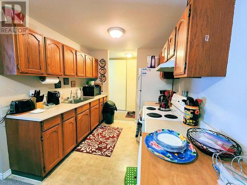 209 2644 Arnett Avenue, Prince George, BC - Indoor Photo Showing Kitchen With Double Sink