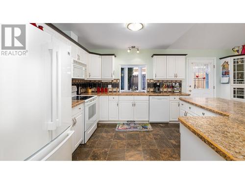 304 Dugan Street, Creston, BC - Indoor Photo Showing Kitchen With Double Sink