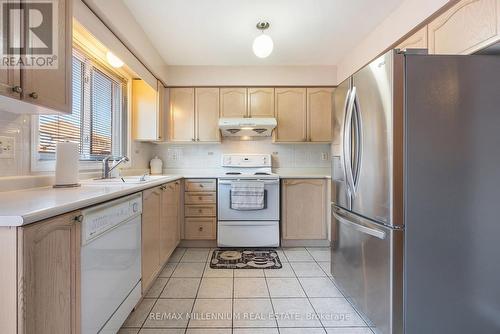 12 Mount Fuji Crescent, Brampton (Sandringham-Wellington), ON - Indoor Photo Showing Kitchen