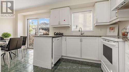 42 Caruso Drive, Brampton (Fletcher'S West), ON - Indoor Photo Showing Kitchen