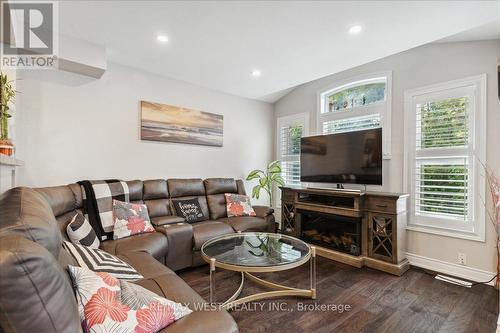 46 Corvette Court, Brampton (Fletcher'S Meadow), ON - Indoor Photo Showing Living Room