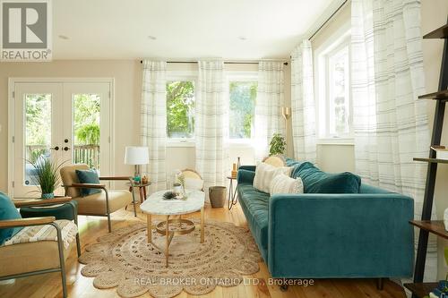 1048 Plains View Avenue, Burlington (Bayview), ON - Indoor Photo Showing Living Room