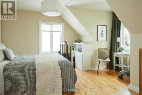 1048 Plains View Avenue, Burlington, ON - Indoor Photo Showing Bedroom