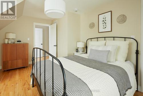 1048 Plains View Avenue, Burlington (Bayview), ON - Indoor Photo Showing Bedroom