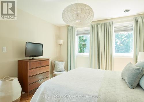 1048 Plains View Avenue, Burlington (Bayview), ON - Indoor Photo Showing Bedroom