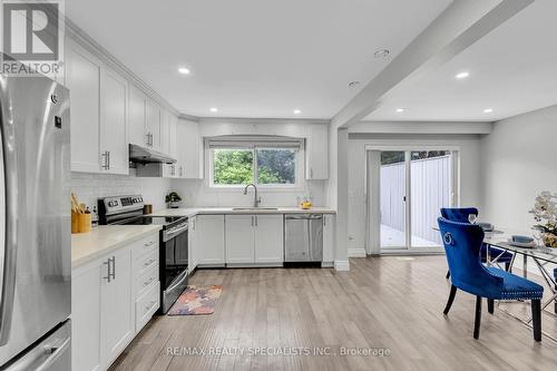 2382 Barcella Crescent, Mississauga (Sheridan), ON - Indoor Photo Showing Kitchen With Upgraded Kitchen