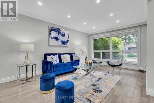 2382 Barcella Crescent, Mississauga (Sheridan), ON - Indoor Photo Showing Living Room