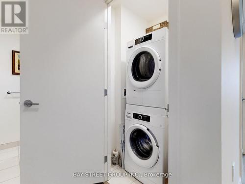 1221 - 212 King William Street, Hamilton (Beasley), ON - Indoor Photo Showing Laundry Room