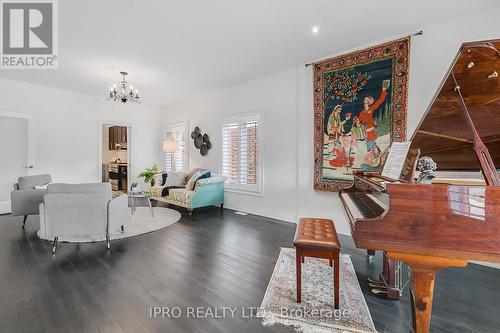 19 Westra Drive, Guelph, ON - Indoor Photo Showing Living Room