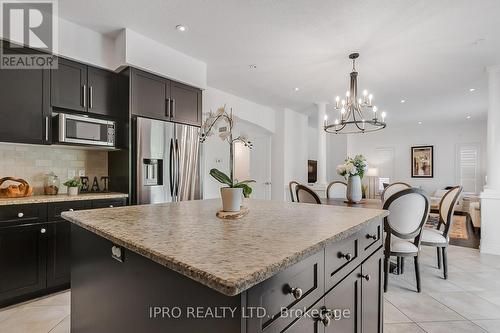 19 Westra Drive, Guelph, ON - Indoor Photo Showing Kitchen With Upgraded Kitchen