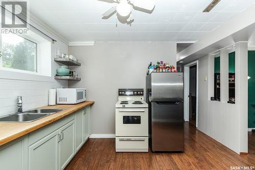 324 Winnipeg Avenue S, Saskatoon, SK - Indoor Photo Showing Kitchen With Double Sink