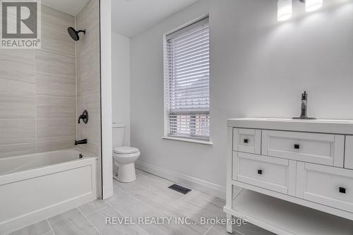 27 Grove Street, Hamilton, ON - Indoor Photo Showing Bathroom