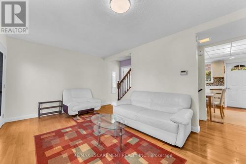 18 Eaton Place, Hamilton (Mcquesten), ON - Indoor Photo Showing Living Room