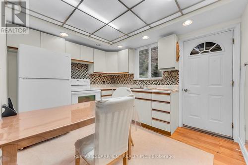 18 Eaton Place, Hamilton, ON - Indoor Photo Showing Kitchen