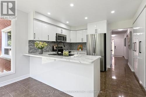 52 Nipissing Crescent, Brampton (Westgate), ON - Indoor Photo Showing Kitchen With Upgraded Kitchen