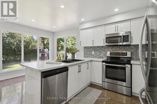 52 Nipissing Crescent, Brampton (Westgate), ON - Indoor Photo Showing Kitchen With Stainless Steel Kitchen With Double Sink With Upgraded Kitchen