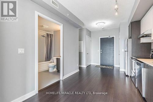 B414 - 5240 Dundas Street, Burlington, ON - Indoor Photo Showing Kitchen