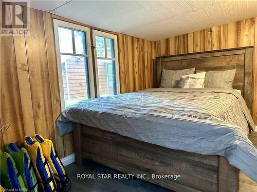 85 Simpson Avenue, Northern Bruce Peninsula, ON - Indoor Photo Showing Bedroom