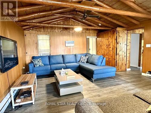 85 Simpson Avenue, Northern Bruce Peninsula, ON - Indoor Photo Showing Living Room