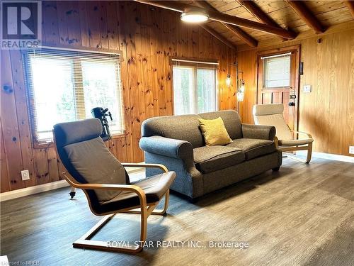 85 Simpson Avenue, Northern Bruce Peninsula, ON - Indoor Photo Showing Living Room