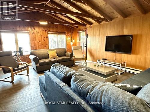 85 Simpson Avenue, Northern Bruce Peninsula, ON - Indoor Photo Showing Living Room