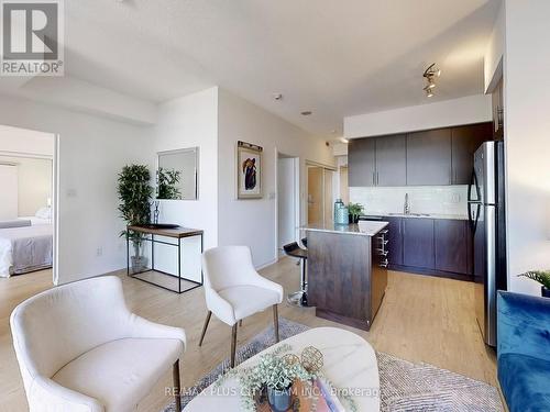 3003 - 55 Bremner Boulevard, Toronto, ON - Indoor Photo Showing Living Room