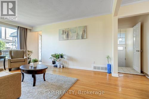 16 Heavitree Drive, Toronto, ON - Indoor Photo Showing Living Room