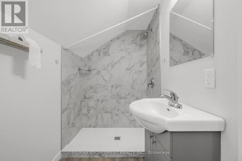 46 Commercial Street, Welland, ON - Indoor Photo Showing Bathroom