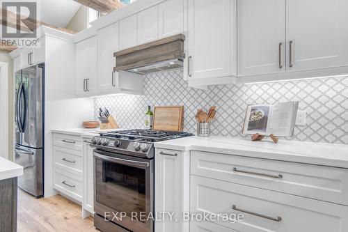 111 Oneida Boulevard, Hamilton, ON - Indoor Photo Showing Kitchen With Upgraded Kitchen