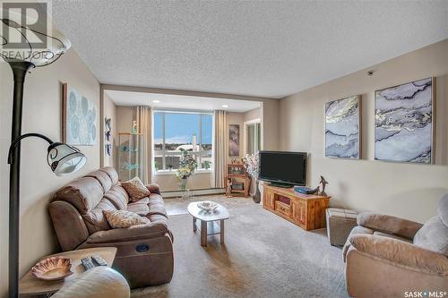 608 525 3Rd Avenue N, Saskatoon, SK - Indoor Photo Showing Living Room