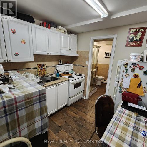 58 Garthdale Court, Toronto, ON - Indoor Photo Showing Kitchen