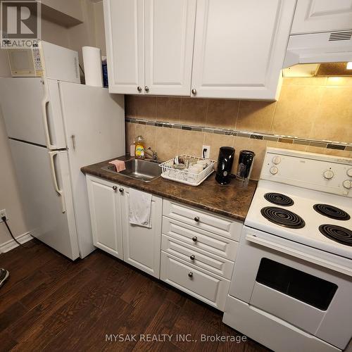 58 Garthdale Court, Toronto (Bathurst Manor), ON - Indoor Photo Showing Kitchen