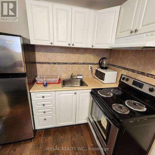 58 Garthdale Court, Toronto, ON - Indoor Photo Showing Kitchen