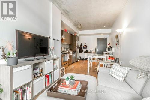 402 - 650 King Street W, Toronto (Waterfront Communities), ON - Indoor Photo Showing Living Room