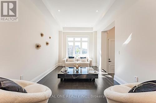 149 Milky Way Drive, Richmond Hill, ON - Indoor Photo Showing Living Room