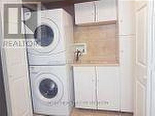 31 Cougar Court, Richmond Hill, ON - Indoor Photo Showing Laundry Room