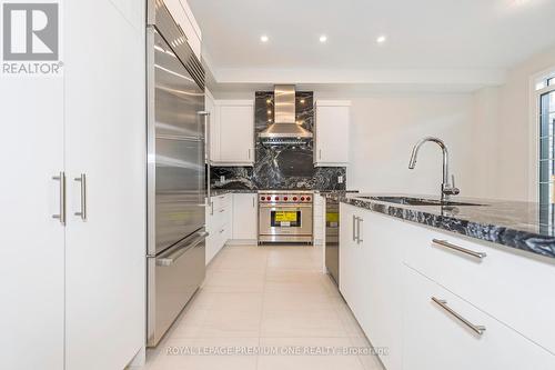 137 Timber Creek Boulevard, Vaughan, ON - Indoor Photo Showing Kitchen With Upgraded Kitchen