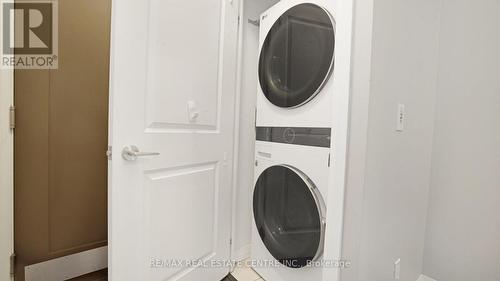 902 - 75 Eglinton Avenue W, Mississauga (Hurontario), ON - Indoor Photo Showing Laundry Room