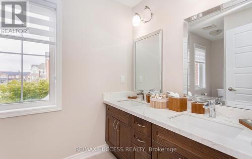 622 Laking Terrace, Milton (Clarke), ON - Indoor Photo Showing Bathroom