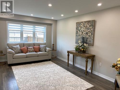 622 Laking Terrace, Milton (Clarke), ON - Indoor Photo Showing Living Room