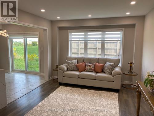 622 Laking Terrace, Milton (Clarke), ON - Indoor Photo Showing Living Room