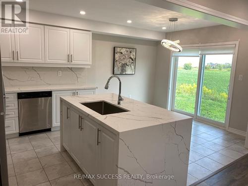 622 Laking Terrace, Milton (Clarke), ON - Indoor Photo Showing Kitchen