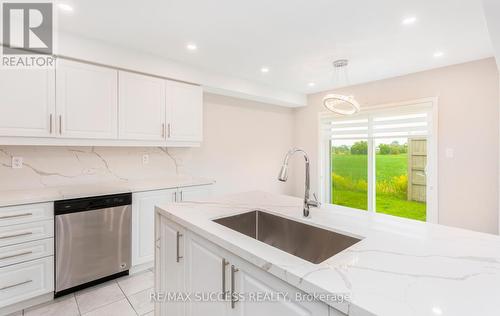 622 Laking Terrace, Milton, ON - Indoor Photo Showing Kitchen