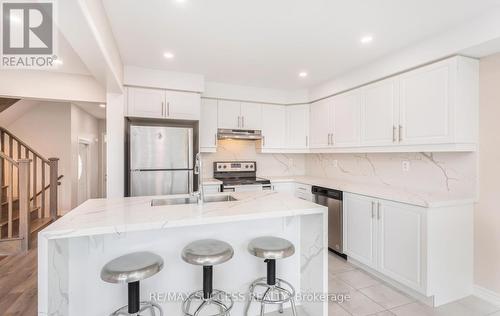 622 Laking Terrace, Milton (Clarke), ON - Indoor Photo Showing Kitchen