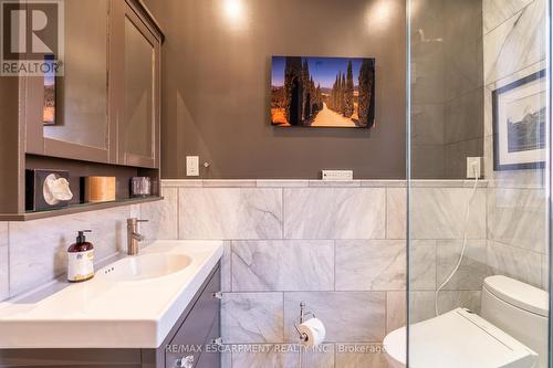 141 Markland Street, Hamilton (Durand), ON - Indoor Photo Showing Bathroom