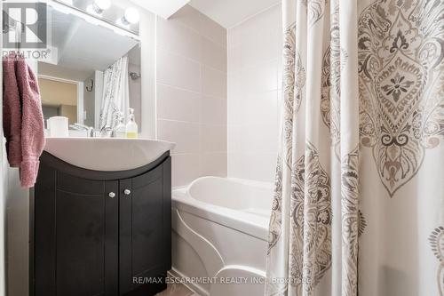 141 Markland Street, Hamilton (Durand), ON - Indoor Photo Showing Bathroom