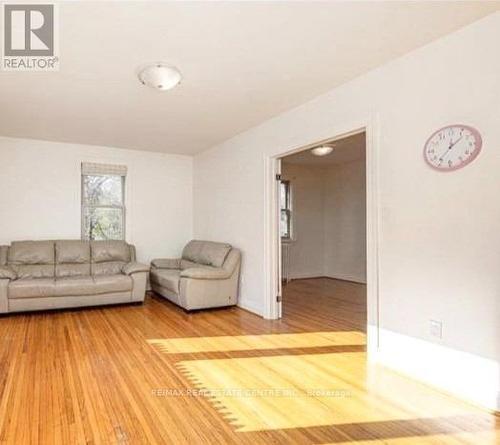 3658 Highway 2, Kingston, ON - Indoor Photo Showing Living Room