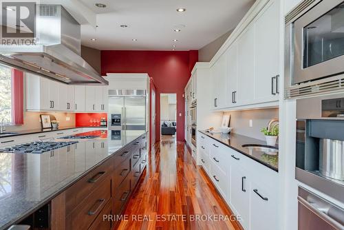 15 Lansdowne Park Crescent, Middlesex Centre (Komoka), ON - Indoor Photo Showing Kitchen With Upgraded Kitchen