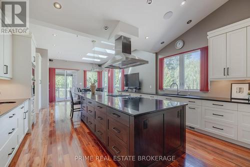 15 Lansdowne Park Crescent, Middlesex Centre (Komoka), ON - Indoor Photo Showing Kitchen With Upgraded Kitchen